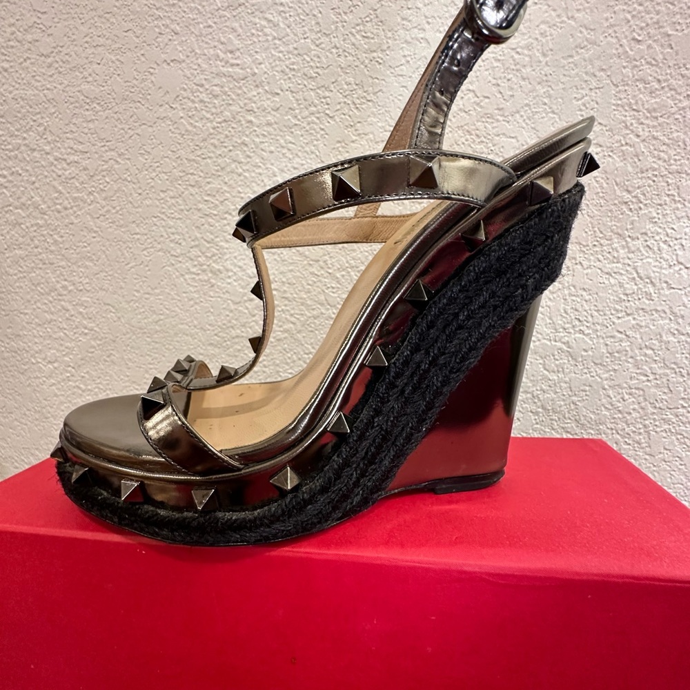 Valentino Garavani espadrille sandals. Signature platino Rockstud Size 39.